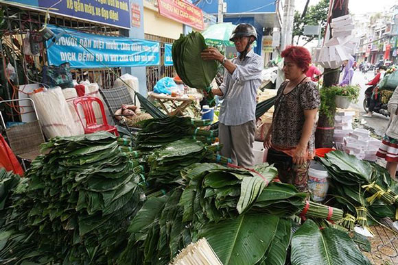 120.000 đồng một bó lá dong bán vỉa hè Sài Gòn 120.000 đồng một bó lá dong bán vỉa hè Sài Gòn